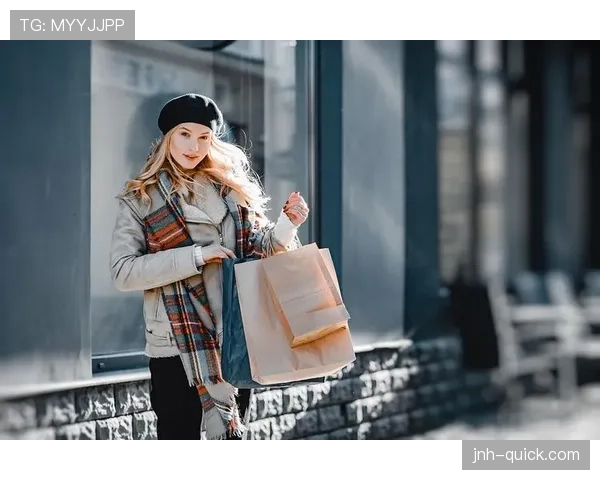 拉莫斯带太太逛街像走红毯，购物袋比我一个月工资还长
